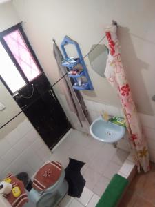 une petite salle de bain avec un lavabo et des toilettes dans l'établissement Ortega'S Guest House, 