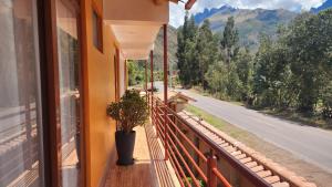 een balkon met uitzicht op een bergweg bij Chakana Wasi in Calca