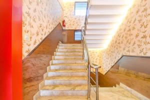 KhandagiriHotel O Sawan INN的建筑物内带金属扶手的楼梯