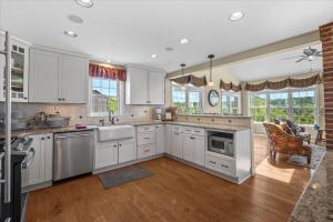 Kuchyň nebo kuchyňský kout v ubytování Serene 6BR country home on 325 acres ATV for rent