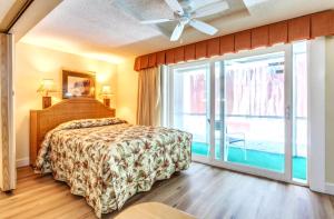 ein Schlafzimmer mit einem Bett und einem großen Fenster in der Unterkunft Destin Holiday Beach Resort in Destin + 39 Fotos