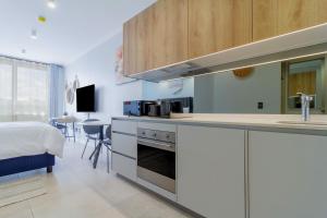 une cuisine avec un évier et une cuisinière four supérieur dans l'établissement Ellipse Waterfall 4212, à Midrand