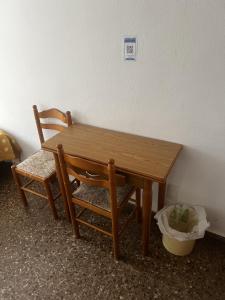 a wooden table and a chair in a room at habitacion en silla in Silla
