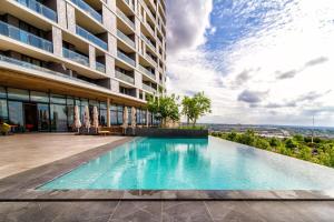une piscine devant un bâtiment dans l'établissement Ellipse Waterfall 4212, à Midrand