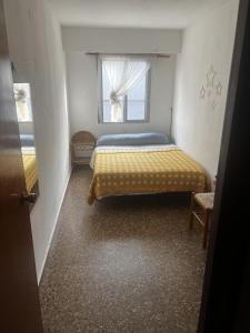 a small bedroom with a bed and a window at habitacion en silla in Silla