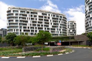 un grand bâtiment blanc au milieu d'une rue dans l'établissement Ellipse Waterfall 4212, à Midrand