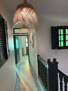 een hal met een trap met een plafond bij Unique villa legzira in Mirleft +19 foto's