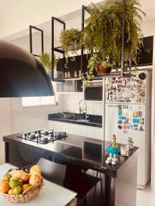 una cocina con nevera y un bol de fruta en MarisC&LHouse 1- Quarto casal, en Bombinhas