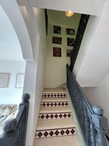 een trap in een huis met kunst aan de muren bij Unique villa legzira in Mirleft