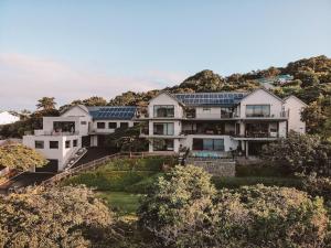een luchtfoto van een huis met zonnepanelen erop bij Reef House in Ballito