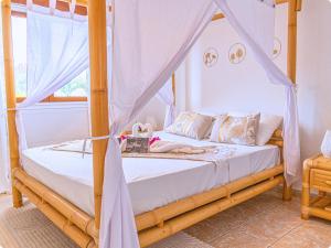 a bedroom with a bed with a canopy at Le Mohana - L'évasion tropicale de l'Est in Saint-André