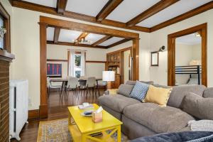 ein Wohnzimmer mit Sofa und Tisch in der Unterkunft Bde Maka Stay - Classic 5 BR Heart of Uptown - Hennepin & Lyndale - Close to Lakes in Calhoun Beach