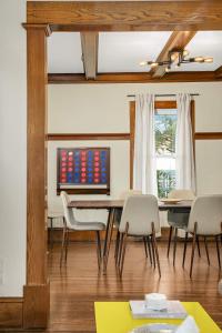 ein Esszimmer mit Tisch und Stühlen in der Unterkunft Bde Maka Stay - Classic 5 BR Heart of Uptown - Hennepin & Lyndale - Close to Lakes in Calhoun Beach