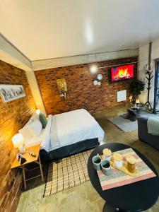 En eller flere senge i et værelse på The Nook at Maboneng -24hr security, WiFi, cozy home