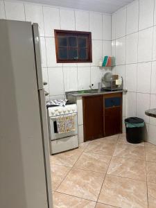 Η κουζίνα ή μικρή κουζίνα στο Casa simples e aconchegante em Unamar - Cabo Frio