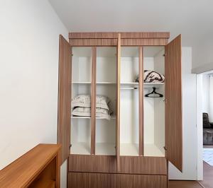 um armário com portas de vidro num quarto em Plano 22 Prime Loft em Extrema mais 79 fotografias