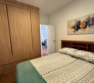 um quarto com uma cama e um armário de madeira em Plano 22 Prime Loft em Extrema