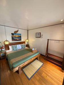 een slaapkamer met een bed in een kamer bij Bella Athena Garden in El Nido