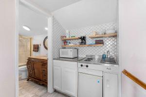 Kuchyň nebo kuchyňský kout v ubytování Quiet Comfort Suite 2b1b + 6 fotografií