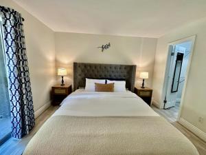 Giường trong phòng chung tại The Charming Condo First Floor, Patio, And Pool +14 ảnh