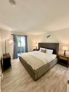 Postel nebo postele na pokoji v ubytování The Charming Condo First Floor, Patio, And Pool