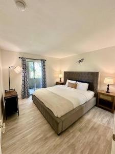 Postel nebo postele na pokoji v ubytování The Charming Condo First Floor, Patio, And Pool