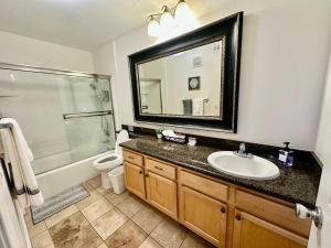 Koupelna v ubytování The Charming Condo First Floor, Patio, And Pool + 14 fotografií