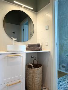 Ένα μπάνιο στο Stylish Apartment in Historic Villa Doll, City Center