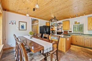 Kuchyň nebo kuchyňský kout v ubytování Rustic 5BR Escape with Private Hot Tub 25min to Park City + 33 fotografií