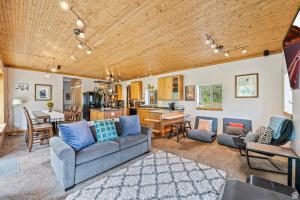 Χώρος καθιστικού στο Rustic 5BR Escape with Private Hot Tub 25min to Park City +31 φωτογραφίες