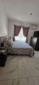 コロンにあるLa princesaのベッドと窓のある寝室