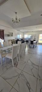 コロンにあるLa princesaのテーブルと白い椅子のあるダイニングルーム