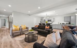 Kuchyň nebo kuchyňský kout v ubytování Luxury 5BR Home in Central Bloomfield Spot