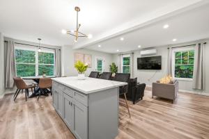 TV a/nebo společenská místnost v ubytování Luxury 5BR Home in Central Bloomfield Spot + 36 fotografií