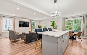 TV a/nebo společenská místnost v ubytování Luxury 5BR Home in Central Bloomfield Spot