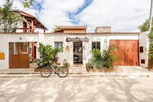 a bike parked in front of a building at Suíte na Flor de Debora in Alto Paraíso de Goiás