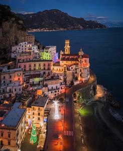 een luchtzicht op een stad 's nachts bij Cosimo's House Casa Cosimo in Atrani