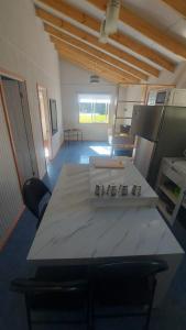 瓦尔迪维亚Huella de Luna的一间有桌子和椅子的大房间