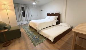 Voodi või voodid majutusasutuse Main St Studio - Walk to Lifts, Dining, and Shopping toas