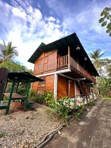 Το κτήριο όπου στεγάζεται  το δωμάτιο σε οικογενειακή κατοικία