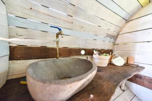 uma casa de banho com uma banheira numa parede de madeira em La Collina dei Ciliegi em Pecetto