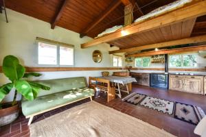 uma sala de estar com um sofá verde e uma mesa em La Collina dei Ciliegi em Pecetto