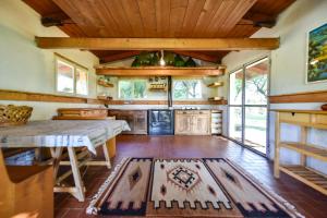 uma cozinha com uma grande mesa de madeira num quarto em La Collina dei Ciliegi em Pecetto mais 53 fotografias