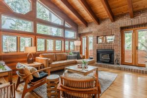 a living room filled with furniture and a fireplace at Cedar and Snow in Mammoth Lakes