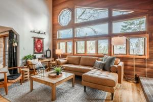 a living room with a couch and a table at Cedar and Snow in Mammoth Lakes