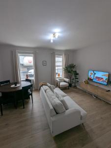 TV a/nebo společenská místnost v ubytování Modern 1-Bed Tandragee Portadown - BT62 2BP