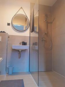 Ένα μπάνιο στο Krausiebers Wohlfühlapartment - Moderne Unterkunft an der A44 Velbert-Heiligenhaus