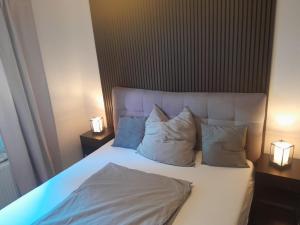 Ένα ή περισσότερα κρεβάτια σε δωμάτιο στο Krausiebers Wohlfühlapartment - Moderne Unterkunft an der A44 Velbert-Heiligenhaus