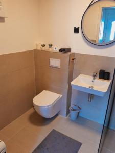 Ένα μπάνιο στο Krausiebers Wohlfühlapartment - Moderne Unterkunft an der A44 Velbert-Heiligenhaus