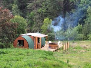 a small tent with a hot tub in a field at Espacio Verde in Juan Chico